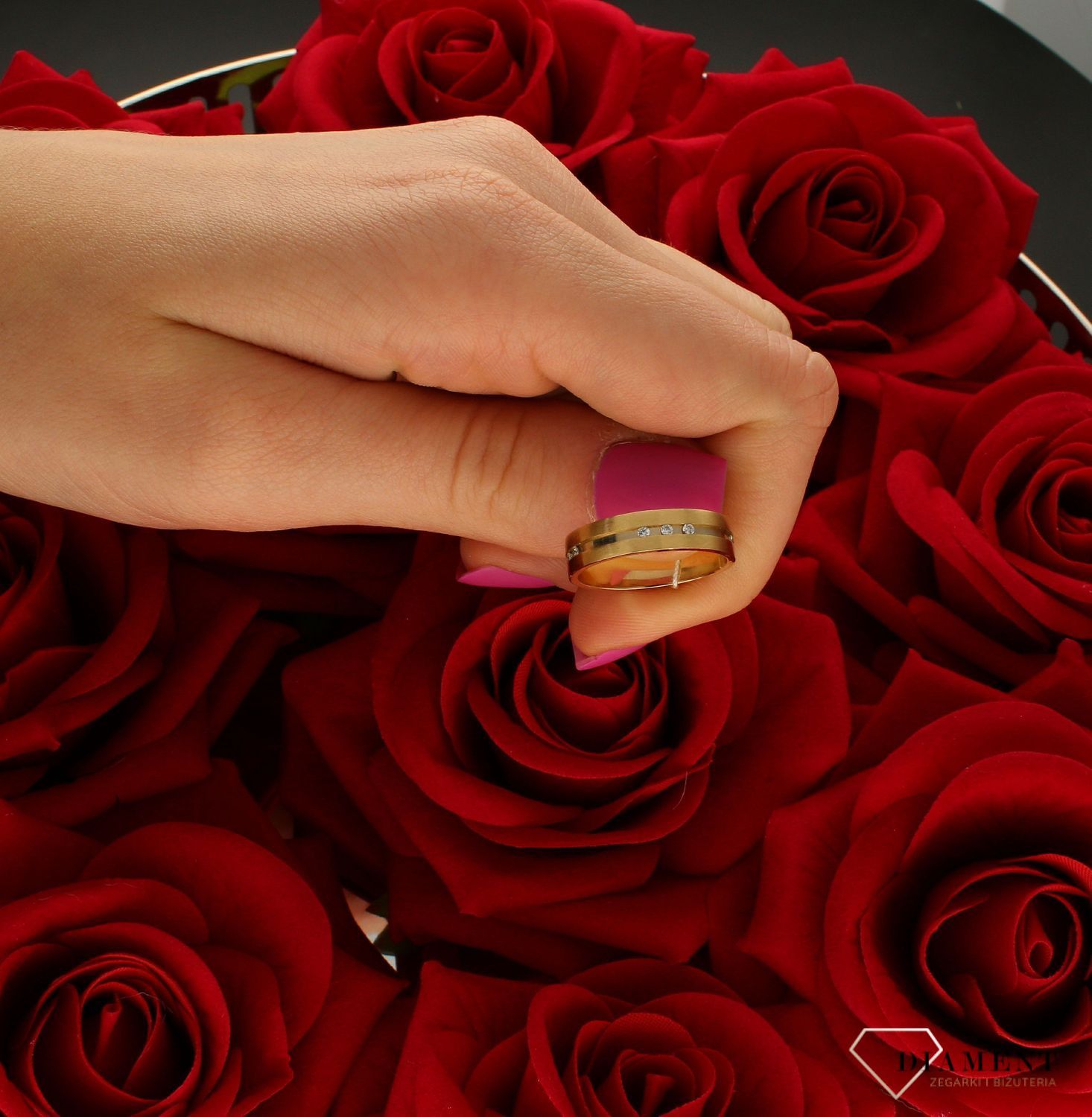 Złota obrączka płaska satynowa z cyrkoniami 585 – Elegancja i blask  Rozmiar 18.jpg